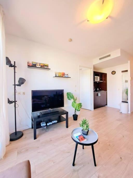 Le Valmy: Appartement Lumineux Au Pied Du Metro 里昂 外观 照片