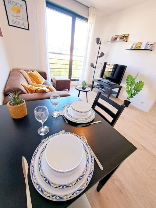 Le Valmy: Appartement Lumineux Au Pied Du Metro 里昂 外观 照片